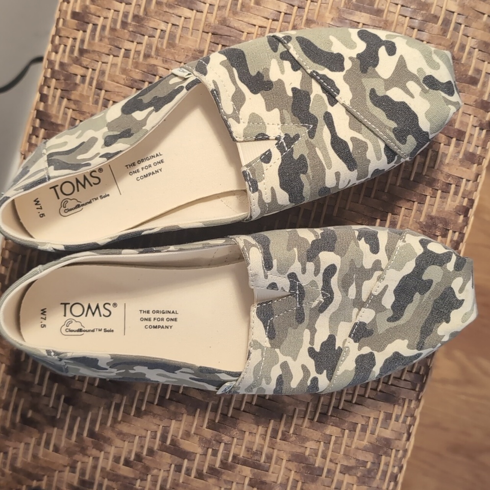 TOM'S flats